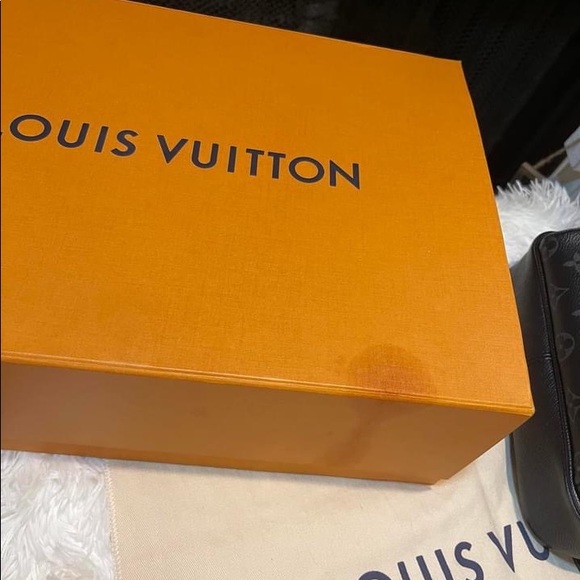 Pristine 100% Authentic LV Outdoor Bumbag in Noir - Picture 12 of 12